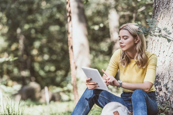 Young Woman Using Digital Tablet While Resting Park — Stock Photo, Image