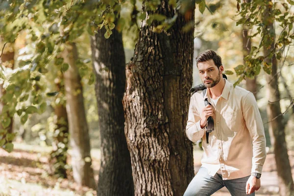 Porträt Eines Jungen Gut Aussehenden Mannes Mit Rucksack Herbstpark — kostenloses Stockfoto