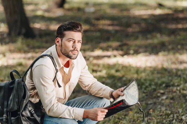 Turista Reflexivo Con Mochila Mapa Parque — Foto de Stock