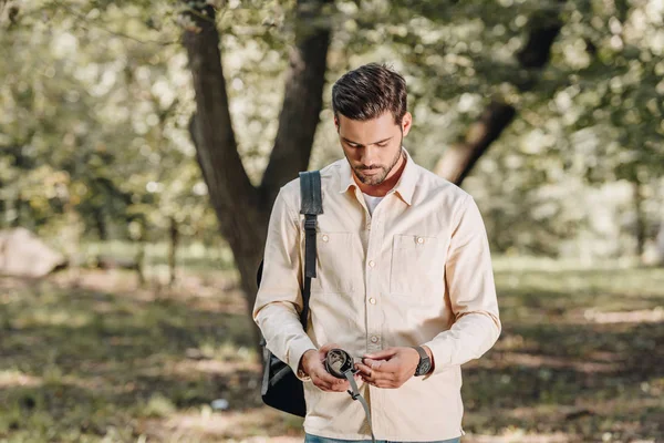 Porträtt Ung Turist Med Karta Och Ryggsäck Park — Stockfoto