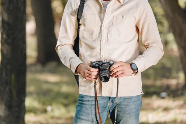 Bijgesneden Schot Van Man Met Fotocamera Handen Park — Gratis stockfoto