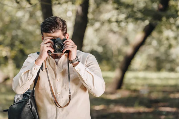 Скрытый Вид Туриста Фотографирующего Фотокамеру Осеннем Парке — стоковое фото