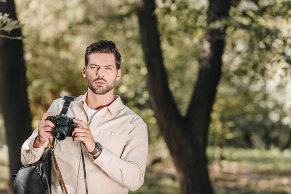 Retrato Turista Com Câmera Fotográfica Mãos Parque — Fotografia de Stock