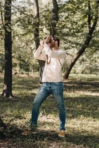 Молодой Турист Фотографирует Фотокамеру Осеннем Парке — Бесплатное стоковое фото