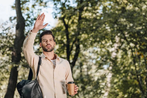 时尚男士的肖像与背包和咖啡去问候公园 — 免费的图库照片