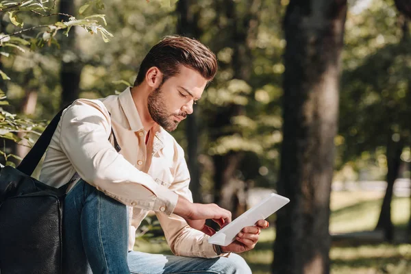 Vue Latérale Homme Utilisant Une Tablette Numérique Dans Parc — Photo