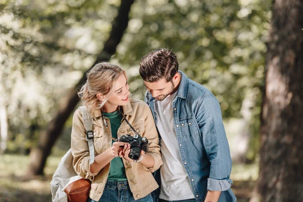 Portrait Couple Young Travelers Photo Camera Park — Stock Photo, Image