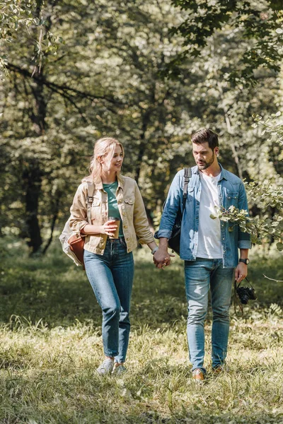 Romantische Paar Hand Hand Tijdens Een Wandeling Het Park Samen — Stockfoto