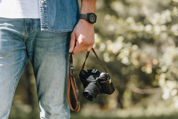 Tiro Recortado Homem Segurando Câmera Fotos Mão — Fotografia de Stock