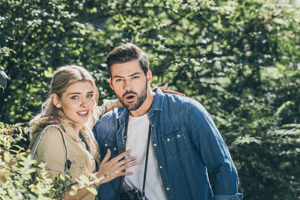 Retrato Impactados Pareja Turistas Con Cámara Fotográfica Parque — Foto de Stock