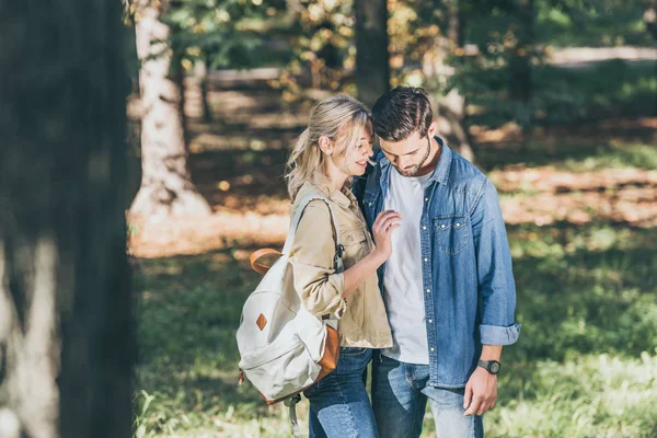 Retrato Pareja Joven Elegante Parque Otoño —  Fotos de Stock