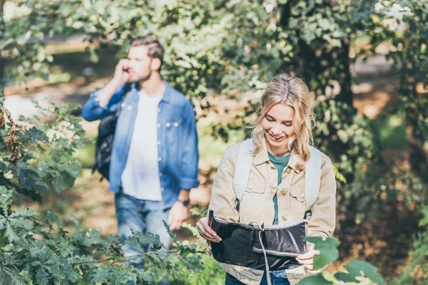 Selective Focus Woman Looking Destination Map While Boyfriend Talking Smartphone — Stock Photo, Image