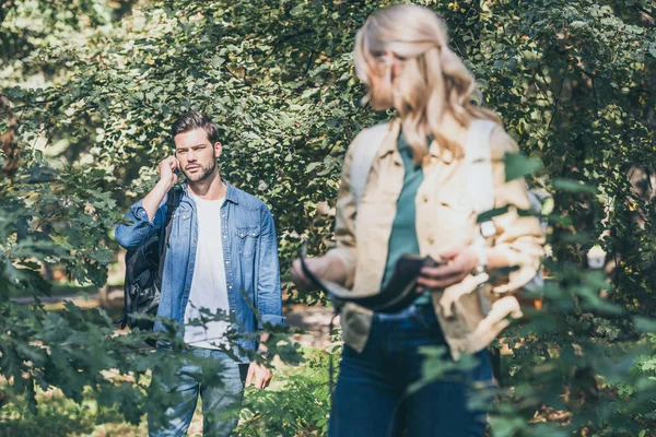 Enfoque Selectivo Mujer Con Mapa Mirando Novio Hablando Teléfono Inteligente — Foto de Stock