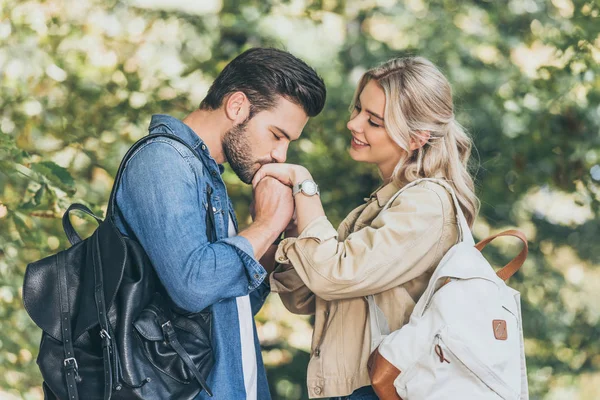 Homem Romântico Beijando Namoradas Mão Parque Outono — Fotografia de Stock