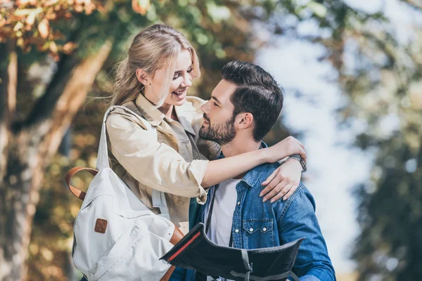 Portretul Tinerilor Călători Hărți Îmbrățișate Parcul Toamnă — Fotografie, imagine de stoc