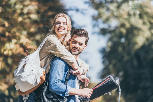 Retrato Jóvenes Viajeros Sonrientes Con Mapa Parque Otoño —  Fotos de Stock