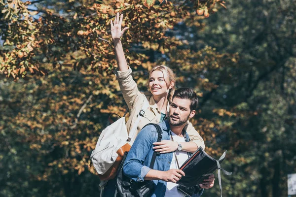 Retrato Jóvenes Viajeros Alegres Con Mapa Niña Saludando Parque Otoño —  Fotos de Stock