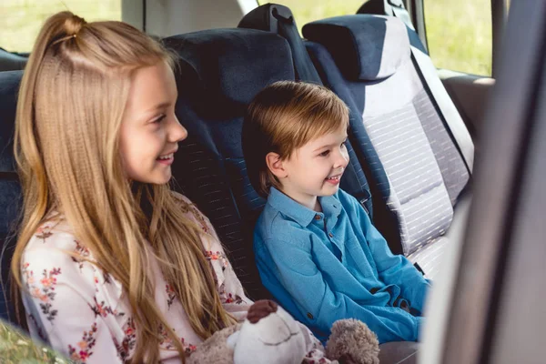 Suloiset Lapset Istuvat Autossa Katsovat Poispäin — kuvapankkivalokuva