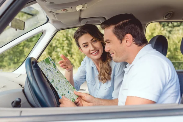 快乐的成年夫妇在车程中导航地图 — 图库照片