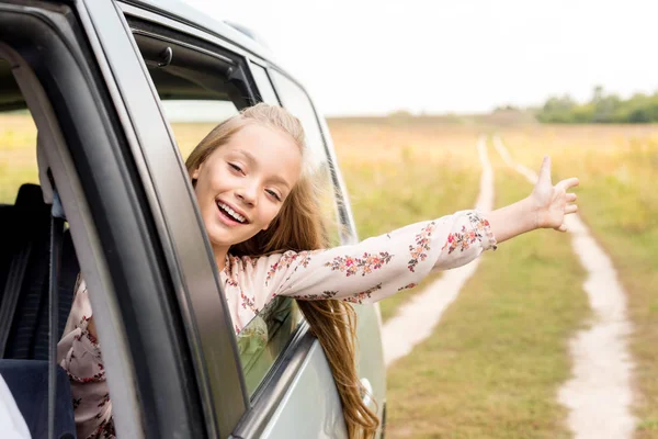 Criança Pequena Feliz Que Olha Para Fora Janela Carro Enquanto — Fotografia de Stock