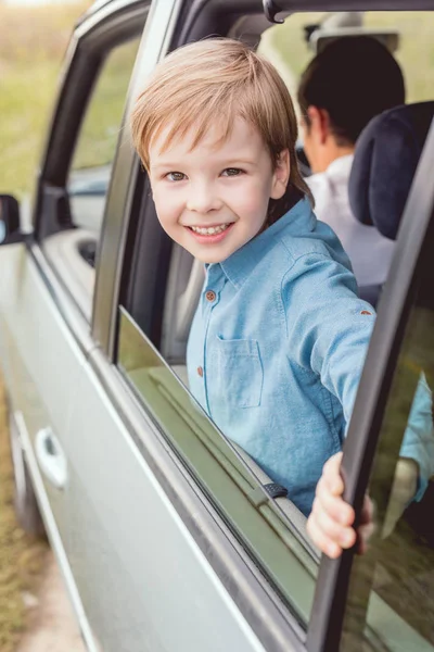 Gelukkig Kind Paardrijden Autootje Met Zijn Vader Aard Camera Kijken — Stockfoto