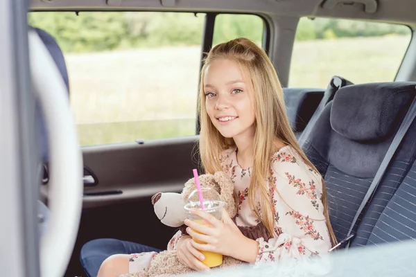 Hermoso Niño Montando Coche Naturaleza Con Oso Peluche — Foto de Stock