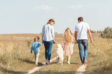 Aile ile birlikte alanında vakit retriever köpek dikiz