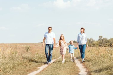 Elele ve yürüyüş alanı tarafından mutlu genç Aile