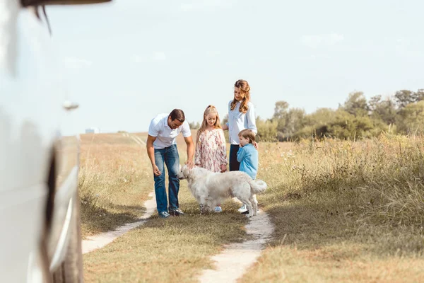 Vacker Ung Familj Med Retriever Hund Spenderar Tid Tillsammans Fältet — Gratis stockfoto