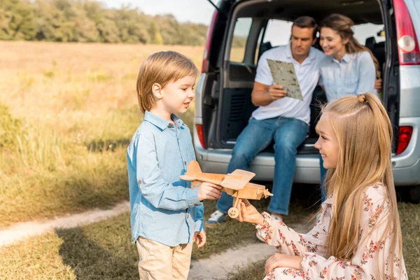 Šťastné Děti Hraje Hračka Letadlo Zatímco Rodiče Navigace Mapou Sedí — Stock fotografie