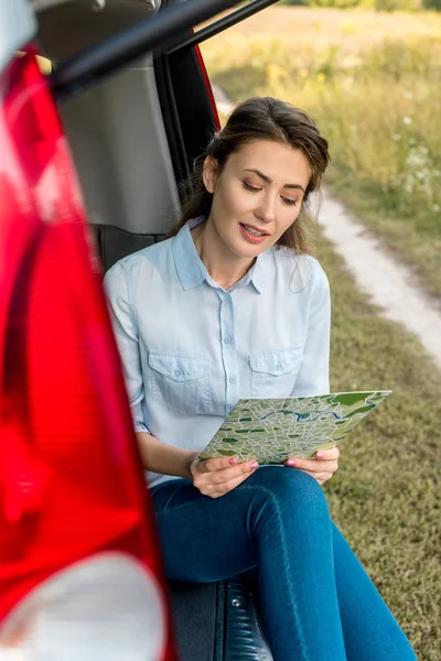 Gelukkig Volwassen Vrouw Zitten Auto Kofferbak Kijken Naar Kaart Veld — Stockfoto