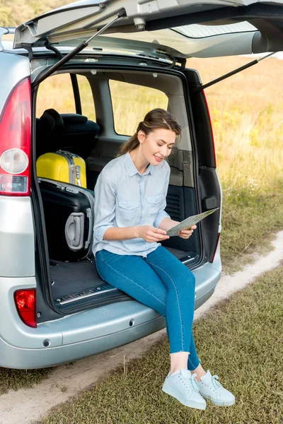 Attractive Adult Woman Sitting Car Trunk Looking Map Field — Stock Photo, Image