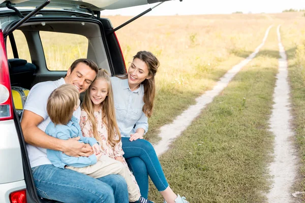 美丽的年轻家庭花时间在外地 而有汽车旅行 — 图库照片
