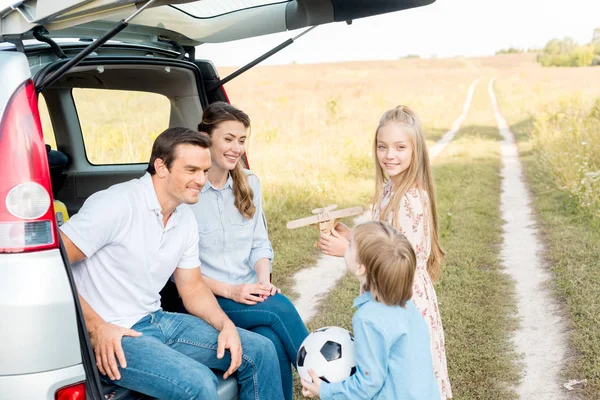 Happy Young Family Spending Time Together Field While Having Car — Stock Photo, Image