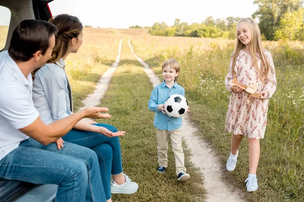 Beautiful Young Family Spending Time Together Field While Travelling Car — Free Stock Photo