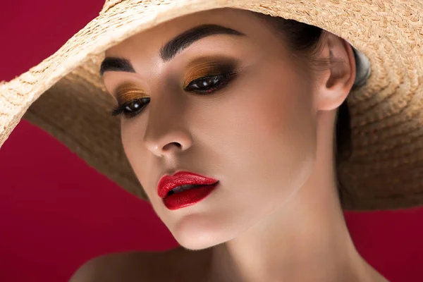 Bella Ragazza Con Trucco Elegante Indossando Cappello Paglia Guardando Giù — Foto Stock