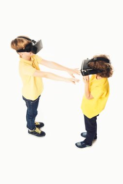 çocuk beyaz izole sanal gerçeklik kulaklık kullanarak yüksek açılı görünüş