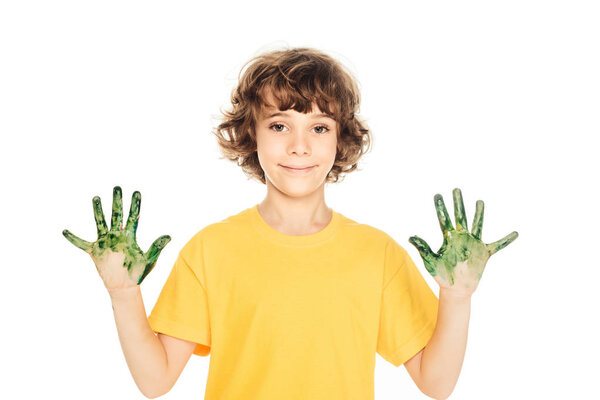 очаровательный счастливый маленький мальчик с руками в красочной краске улыбаясь в камеру изолированы на белом
   