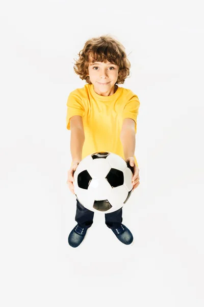 Vista Ángulo Alto Adorable Niño Sosteniendo Pelota Fútbol Sonriendo Cámara — Foto de Stock