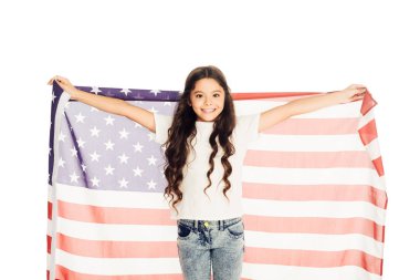 Amerikan bayrağı tutarak ve üzerinde beyaz izole kamera bakarak gülümseyen sevimli varoluş çocuk