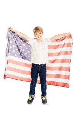 Amerikan bayrağı tutarak ve üzerinde beyaz izole kamera bakarak gülümseyen sevimli çocuk