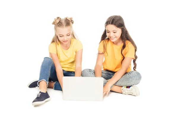 美丽的微笑的孩子使用笔记本电脑一起孤立的白色 — 图库照片