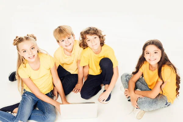 Vedere Unghiulară Înaltă Copiilor Adorabili Folosind Laptopul Zâmbind Camera Izolată — Fotografie, imagine de stoc