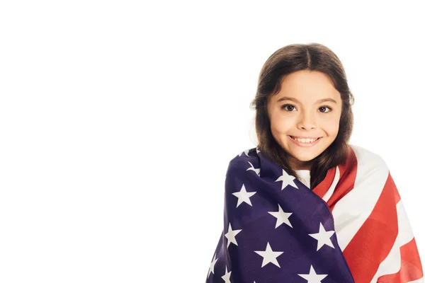 Uśmiechający Się Ładny Dziecko Owinięte Amerykańską Flagę Patrząc Kamery Białym — Zdjęcie stockowe