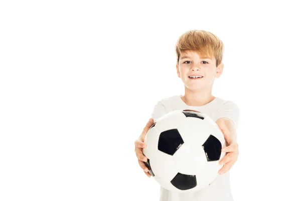 Улыбающийся Очаровательный Мальчик Показывает Футбольный Мяч Изолирован Белом — Бесплатное стоковое фото