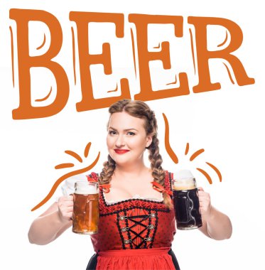 Oktoberfest garson olarak geleneksel gülümseyen Bavyera elbise gösteren Kupalar ile açık ve koyu bira 