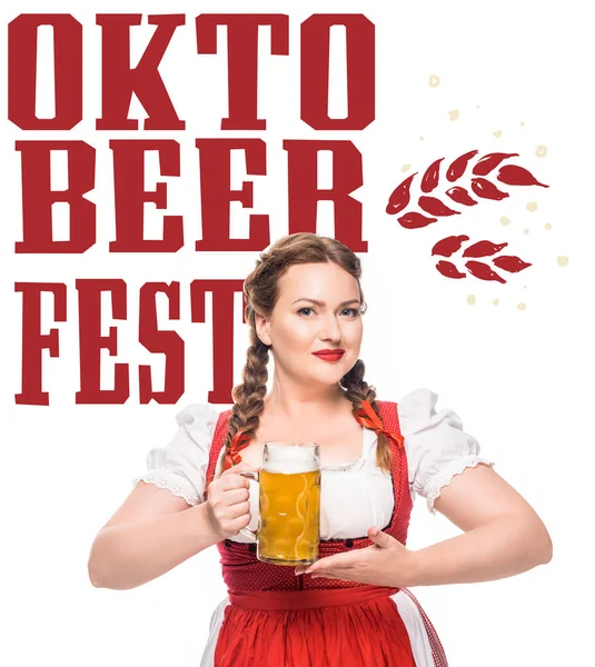 Atraktivní Servírka Tradiční Bavorské Kroje Hospodářství Hrnek Lehkého Piva Izolovaných — Stock fotografie