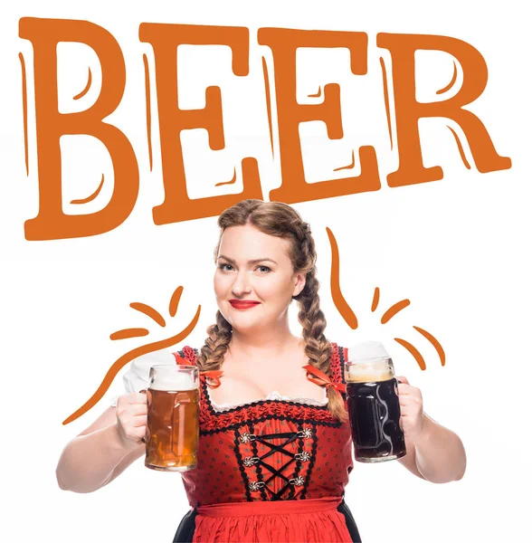 Camarera Sonriente Oktoberfest Vestido Bavariano Tradicional Mostrando Tazas Con Cerveza — Foto de Stock