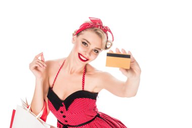 PIN giyim alışveriş torbaları kredi kartı üzerinde beyaz izole gösteren ile kadar neşeli kadının yüksek açılı görünüş