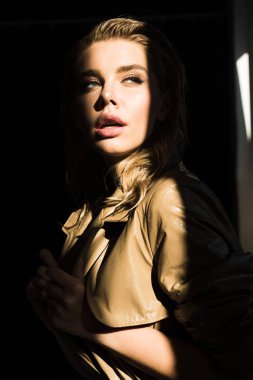 güzel ve şık bir model uzağa bakarak yan görünüm